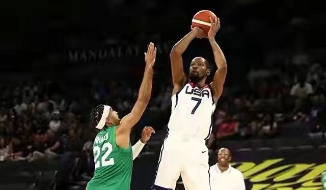  曼联争议红牌引热议，B费染红离场球队惨遭绝杀  