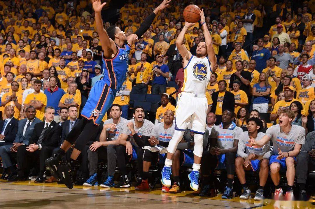  库里三分绝杀雷霆迎五连胜  