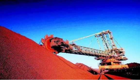  安格斯前锋把握机会能力强，两次单刀直入网窝