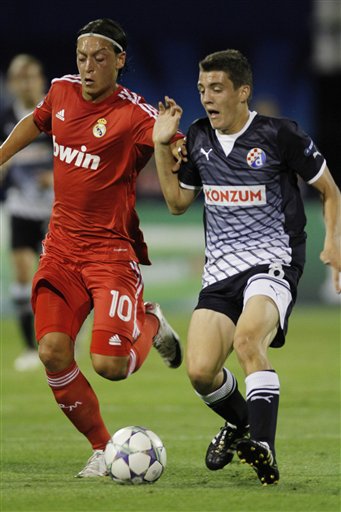  特鲁瓦主场草皮湿滑，双方门将多次化解险情